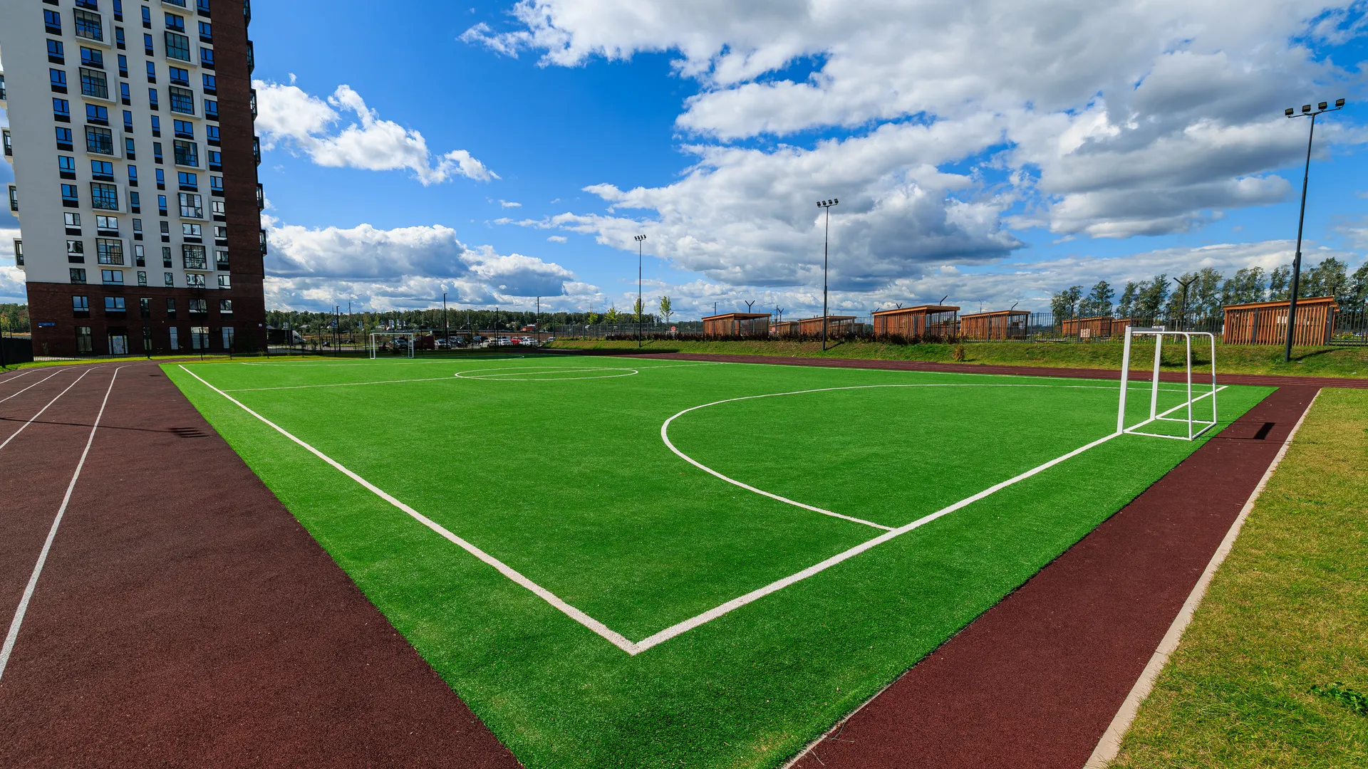 Стадион у новой школы центра «Старт» в Коробово Ленинского округа