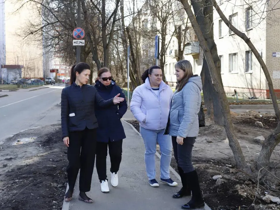 Наталья Силаева осматривает двор. Фото: пресс-служба администрации г.о. Фрязино