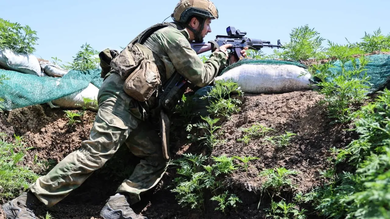 Шойгу: ВС России каждый день получают полк контрактников
