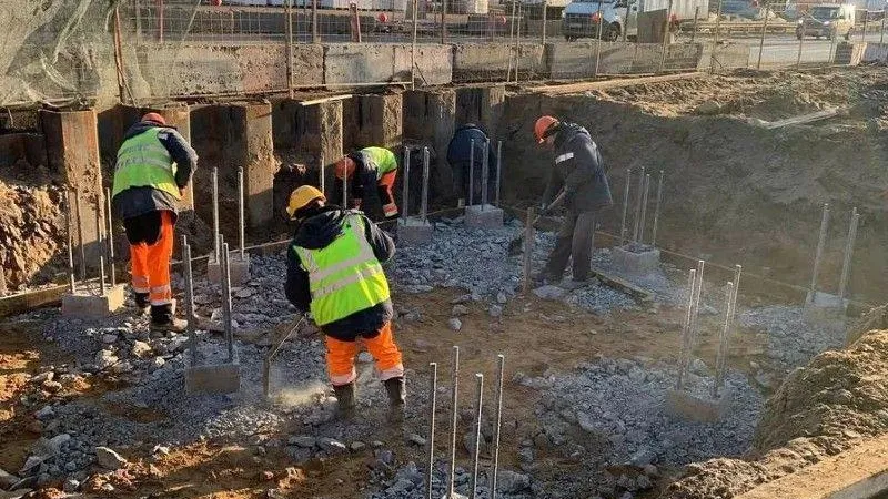 Четыре надземных пешеходных перехода начали строить на Лобненском шоссе