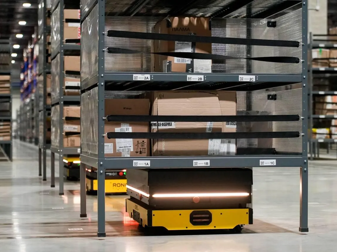 Губернатор Воробьев осмотрел работу роботизированного склада в Раменском