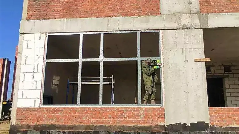 Строители приступили к монтажу оконных блоков в школе поселка Новый городок Щелково