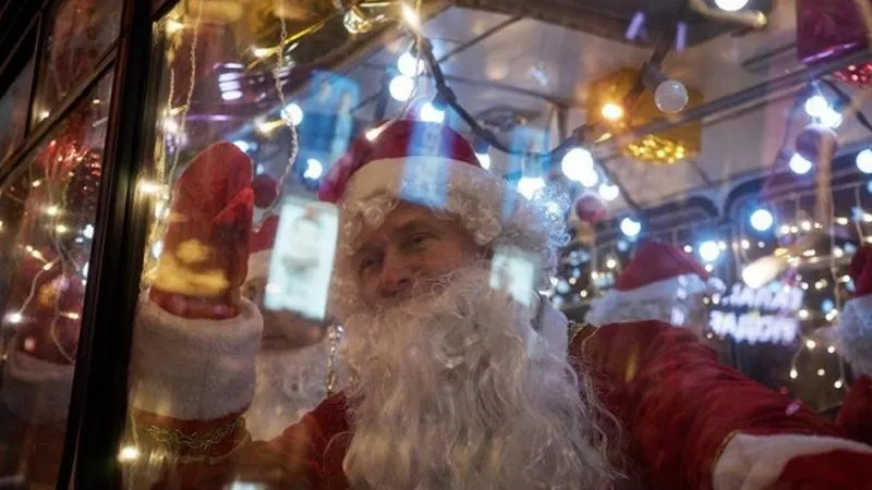 Дед Мороз, живая музыка и горячий шоколад ждут жителей в подмосковных автобусах