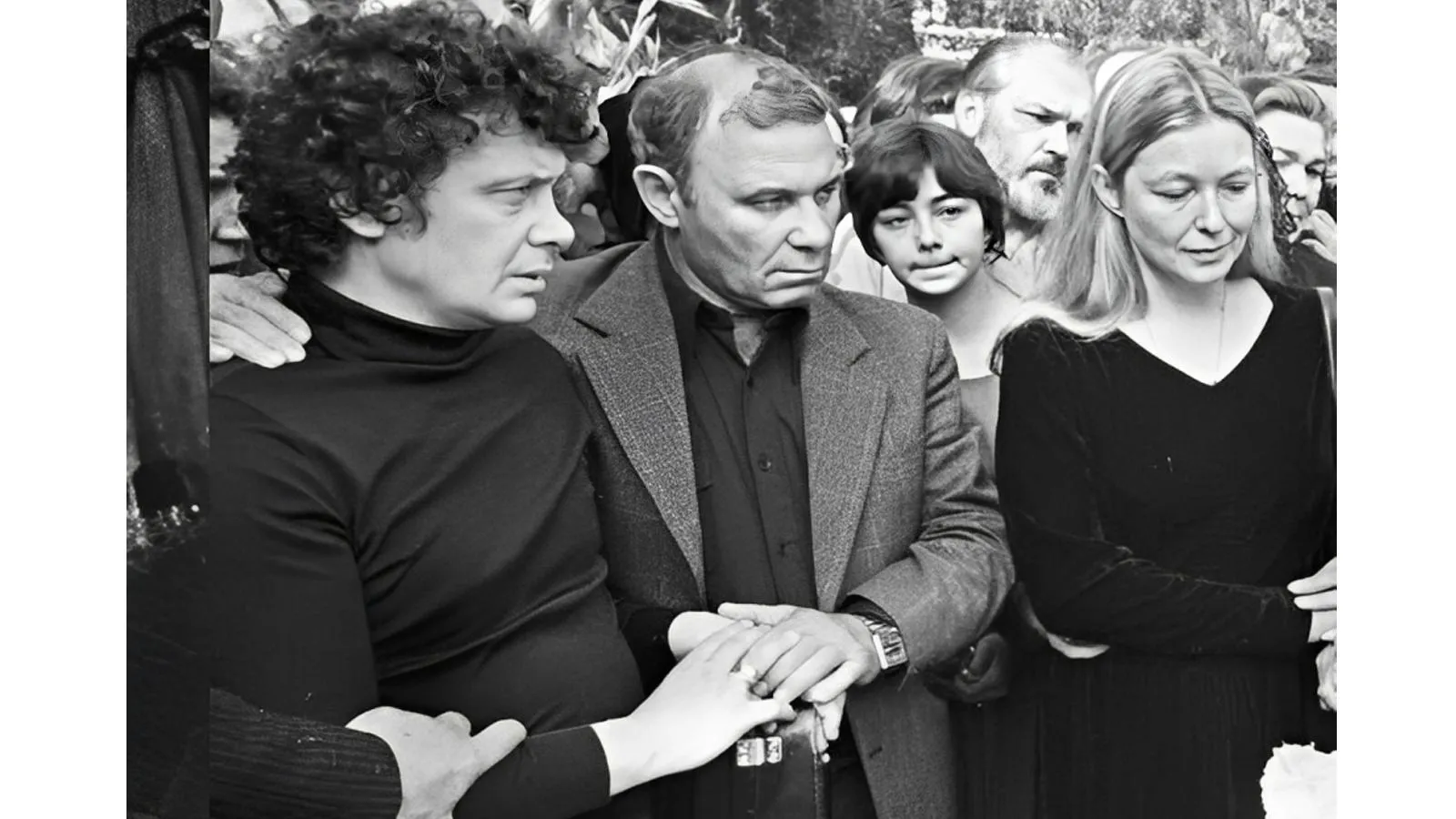 Слава направо: Валерий Янклович, золотодобытчик Вадим Туманов, Марина Влади, Ваганьковское кладбище, Москва, 28 июля 1980 года. Анатолий Гаранин