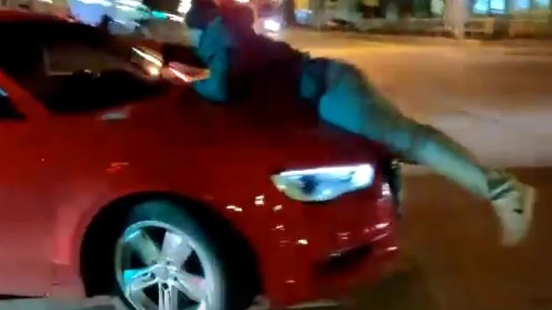 Автоледи прокатила своего бывшего на капоте в Ступино