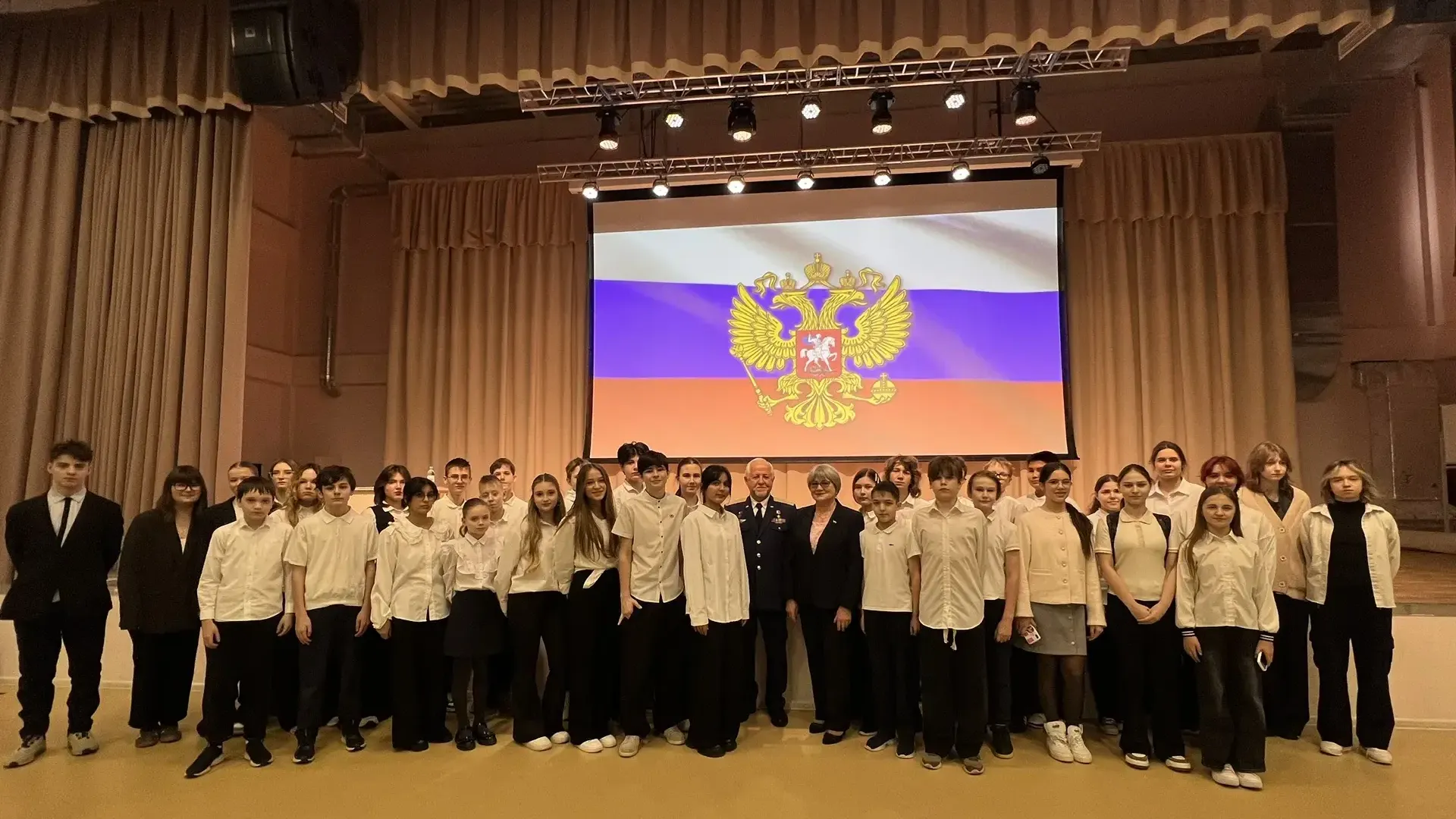 Тот самый «Экипаж»: после фильма о герое красногорские школьники пообщались с ним вживую