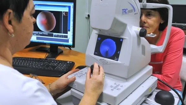 Жителям Подмосковья рассказали, что делать, если мерещатся черные точки и мушки