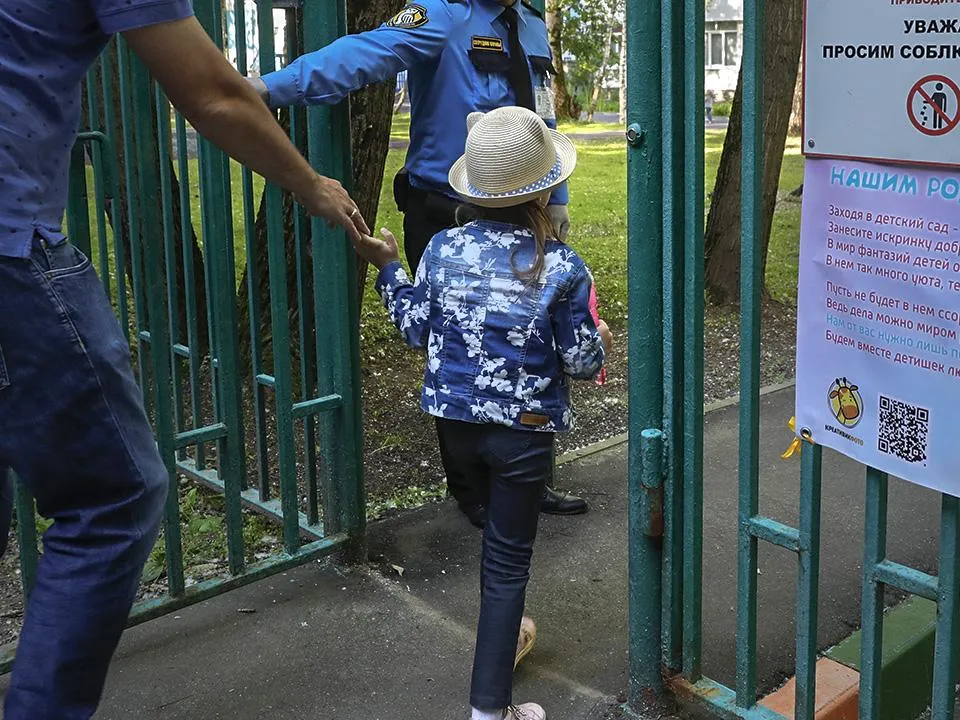Жуткие психологические травмы: нужно ли заставлять ребенка ходить в детский сад