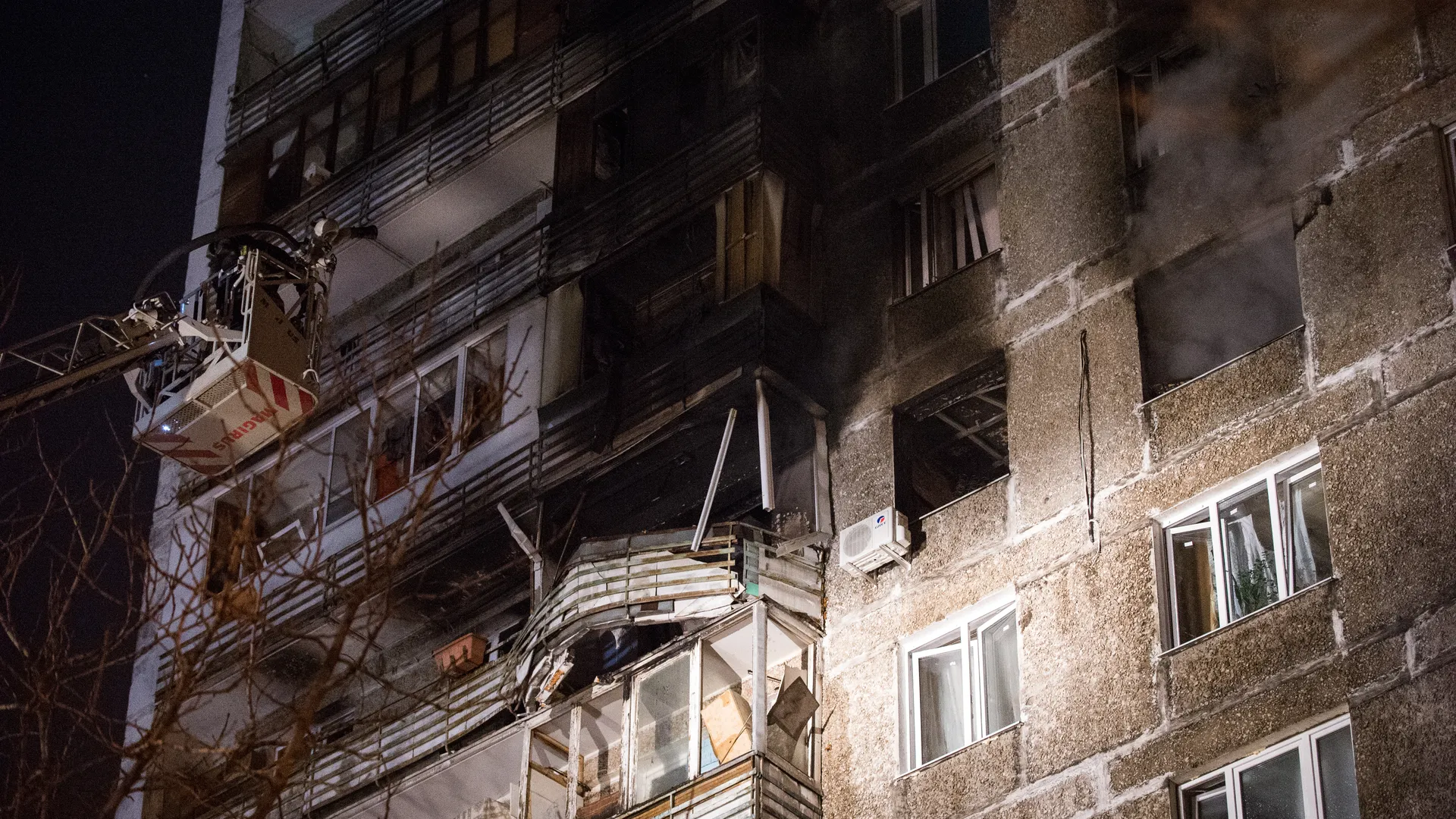 Пожар из-за взрыва в квартире жилого дома в Москве