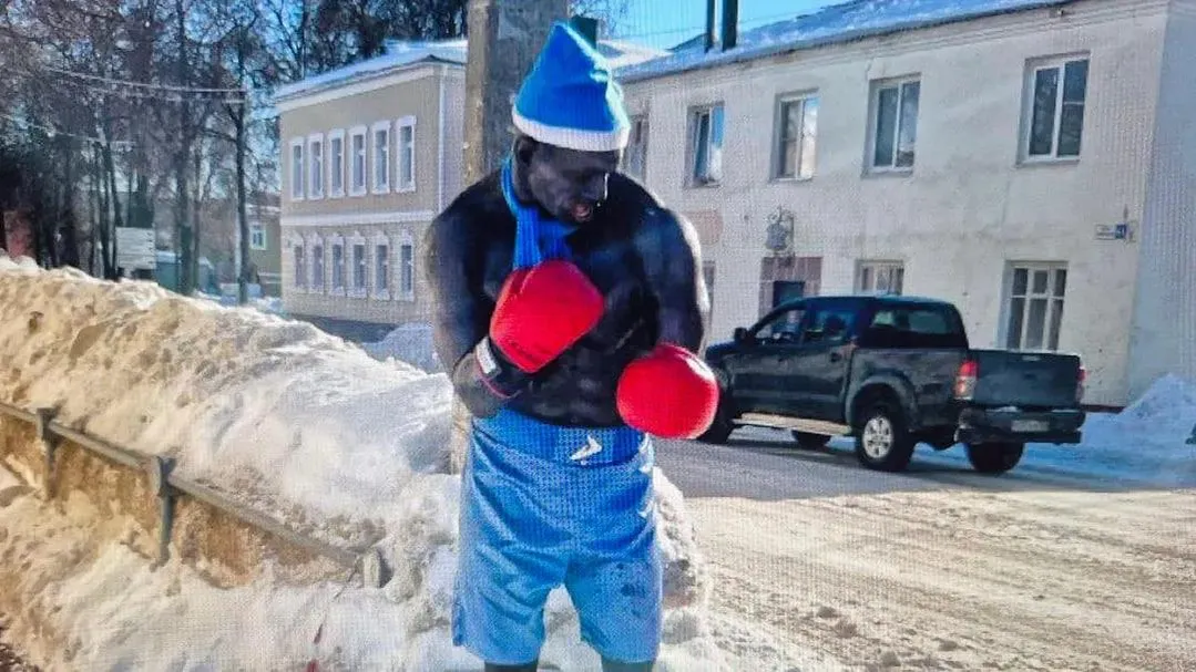 Майк Тайсон в Бронницах: легенда бокса оказалась на заснеженной улице в одних трусах