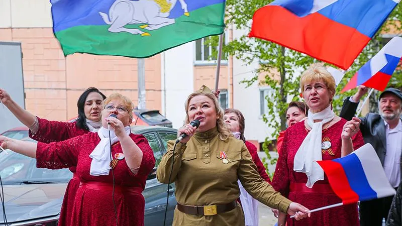 В Одинцовском городском округе торжественные парады проходят у домов ветеранов