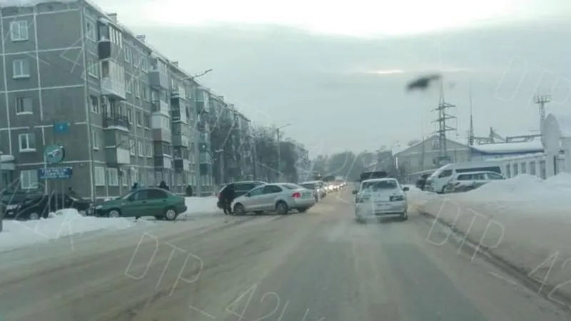 В Кузбассе из-за ДТП был перекрыт проспект в Ленинске-Кузнецком