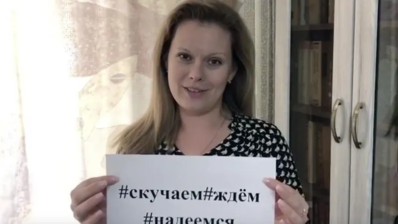 #Скучаем#Ждем#Надеемся: педагоги видновской школы устроили флешмоб