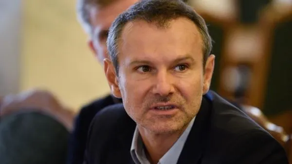Вакарчук рассказал о возможных вариантах завершения конфликта в Донбассе