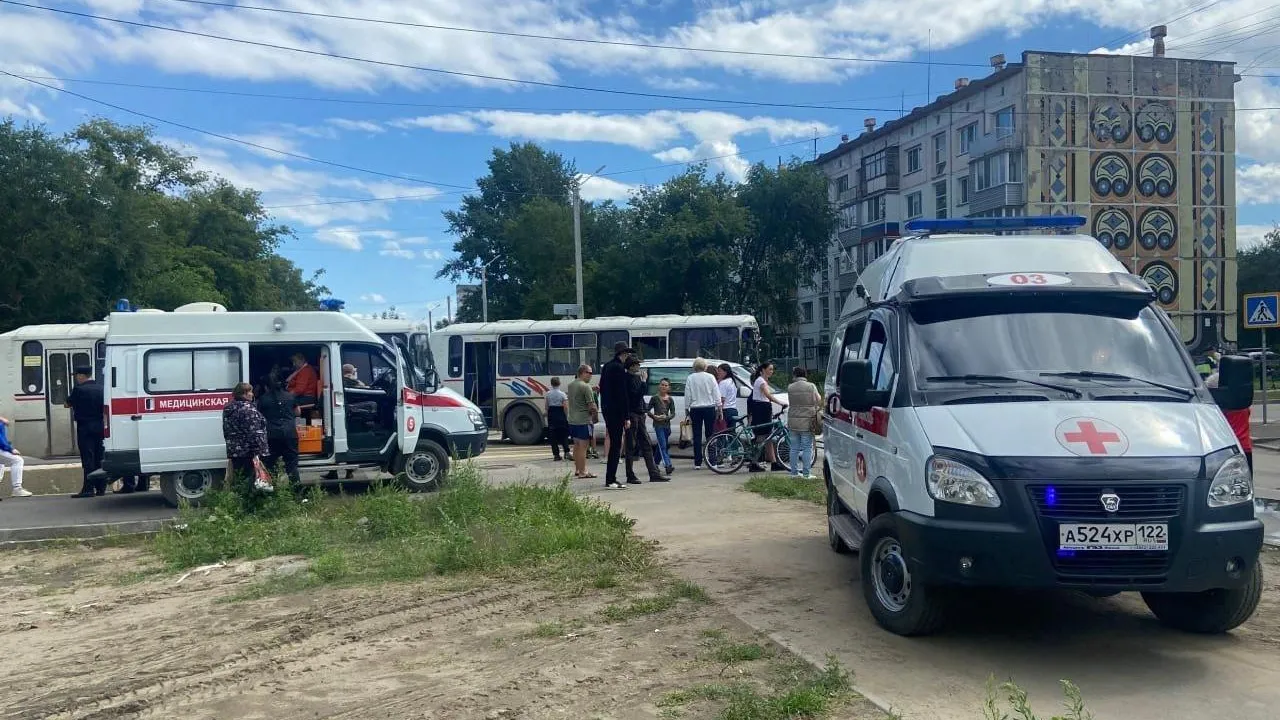 В Бийске грузовик врезался в пассажирский автобус