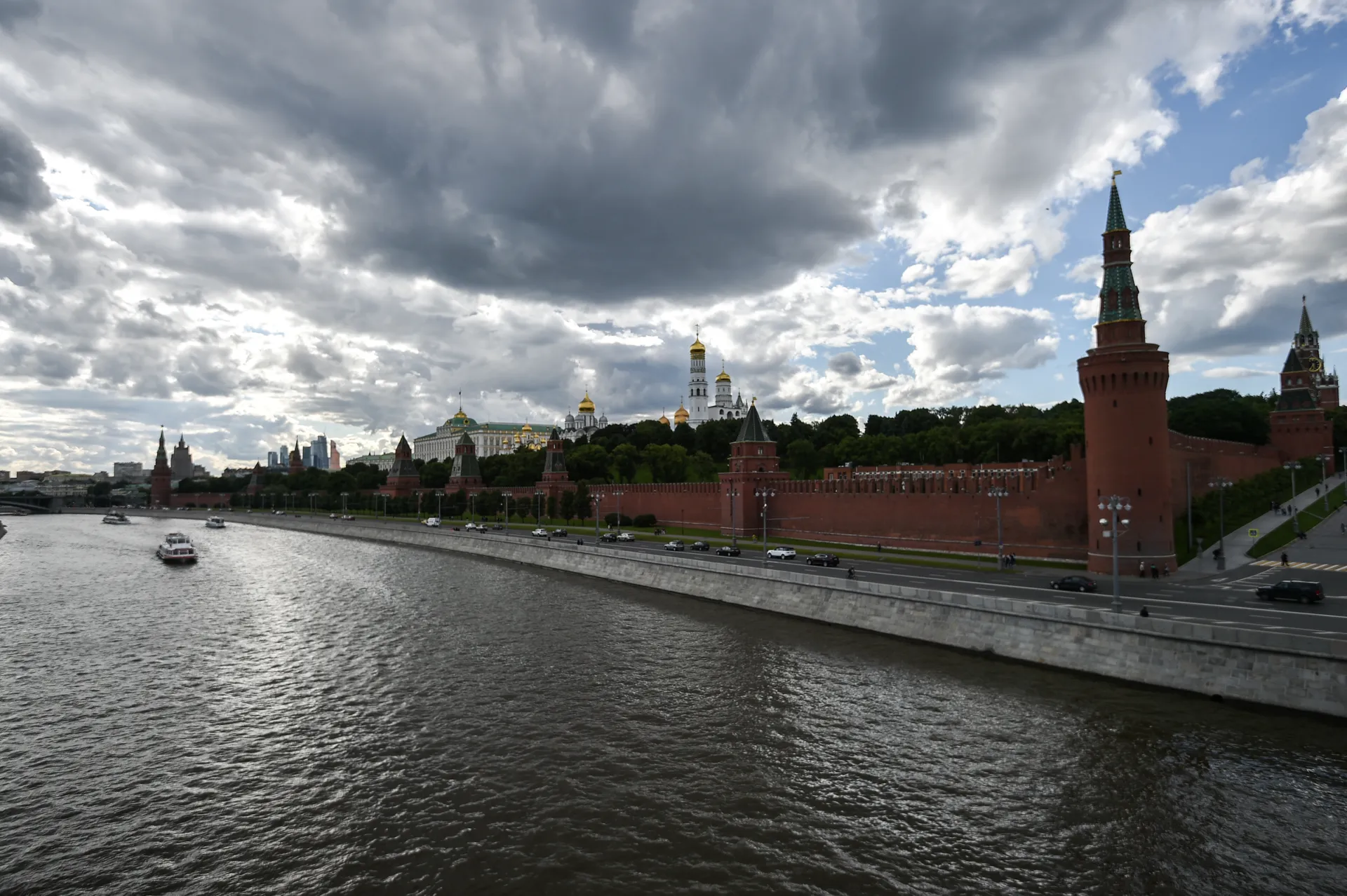 Вид на Кремль с Москворецкого моста в Москве