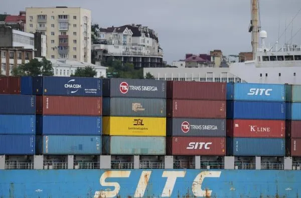 Разгрузка судна Sitc Jakarta с контейнерами в порту Владивостока