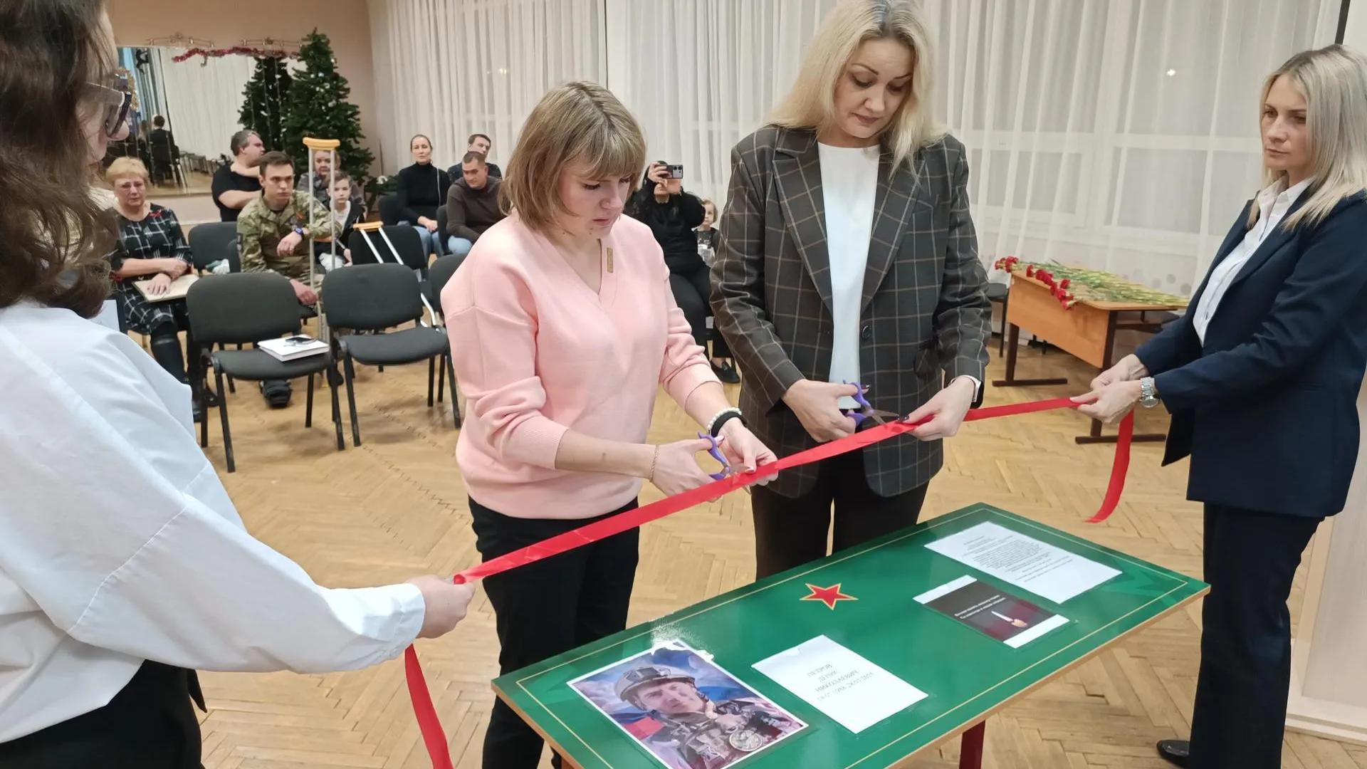 В школе Химок открыли еще одну парту Героя в честь участника СВО