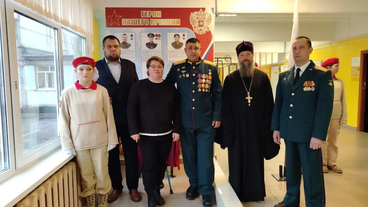 В Коломне открыли стенд памяти: школа увековечила имена четверых погибших на СВО выпускников