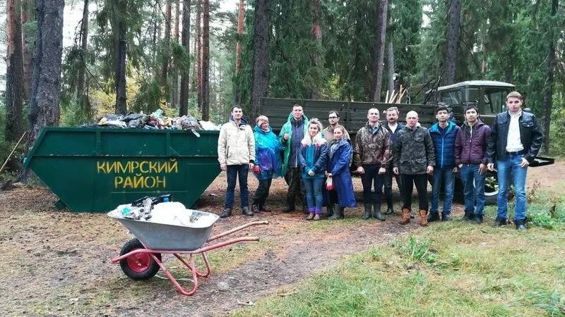 Контейнер мусора вывезли волонтеры из Клетинского бора в Дубне