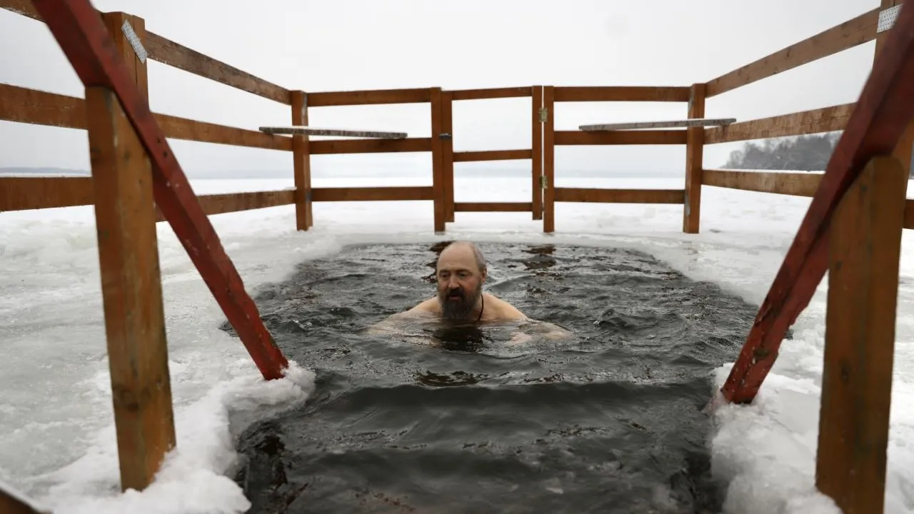 Моржи из Солнечногорска открыли купальный сезон на озере Сенеж