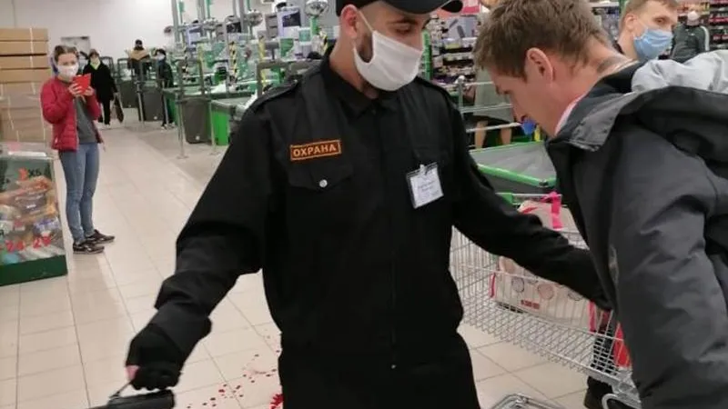 Полиция проверяет избиение охранниками покупателя без маски в Чехове