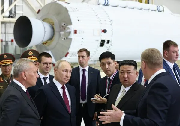 Владимир Путин и председатель Государственного совета КНДР Ким Чен Ын на космодроме Восточный. На первом плане слева: генеральный директор государственной корпорации по космической деятельности «Роскосмос» Юрий Борисов