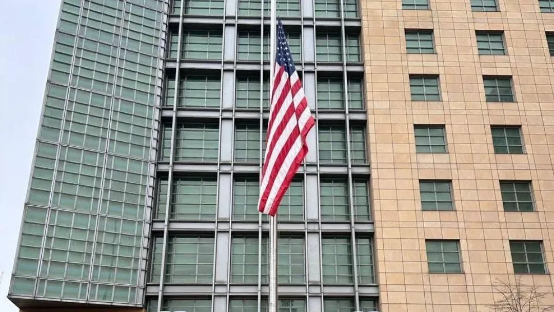 Посольство США в Москве приспустило флаг в день траура по жертвам теракта в «Крокус Сити Холле»
