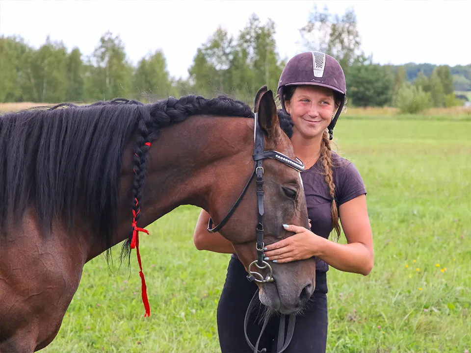 Екатерина Медведева со своим конем Каштаном. Фото: REGIONS/Евгений Мазепов