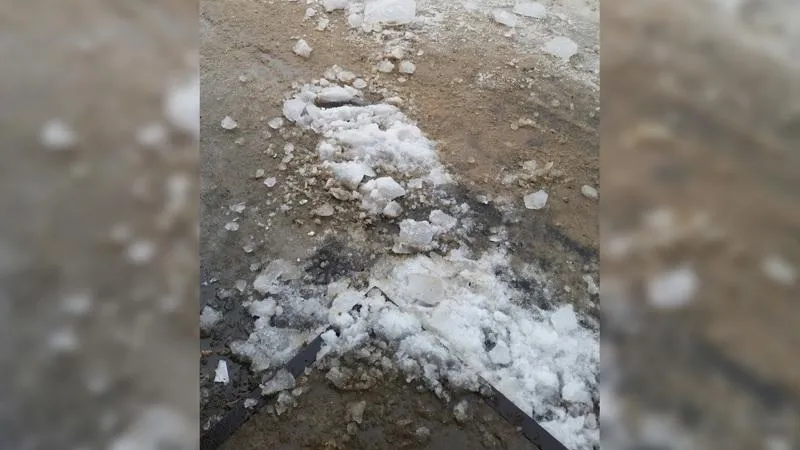Рухнувшая глыба льда оборвала провода в Подольске