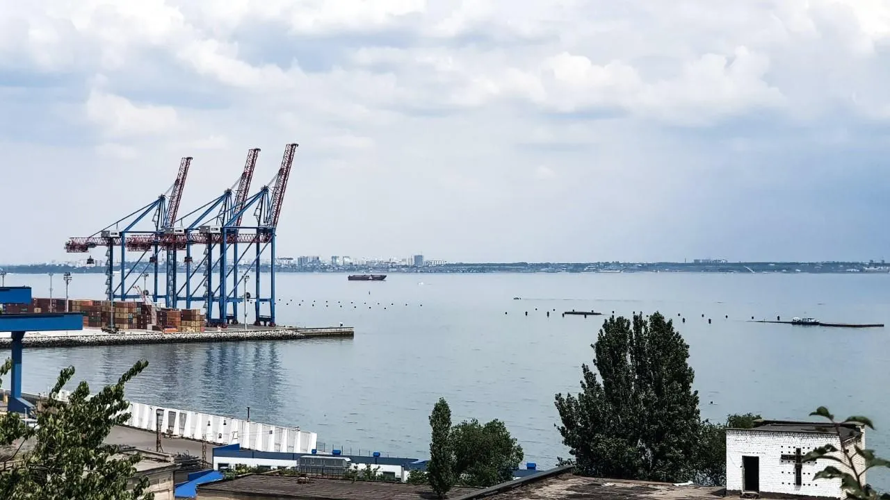 Зеленский поручил усилить защиту портов после ночной атаки ВС РФ