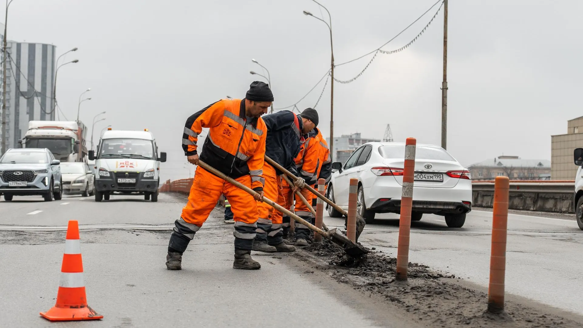 В Подмосковье дорожники приступили ко второму циклу работ по уборке дорог