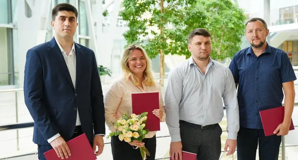Тренерам из Подмосковья вручили свидетельства на покупку жилья по соципотеке