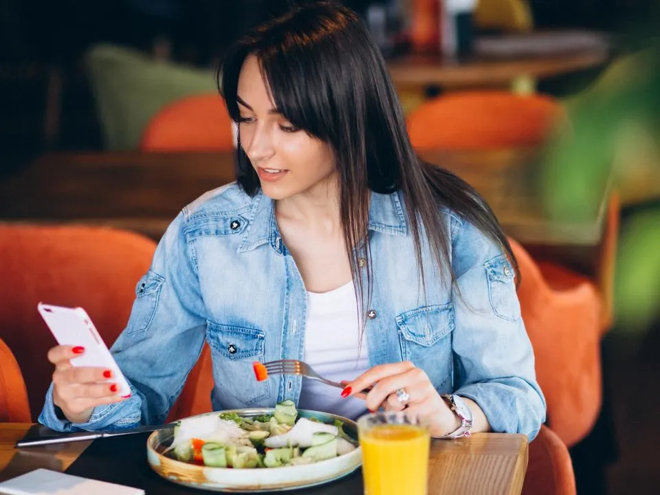 Не оплачивайте покупки через общественный Wi-Fi: как мошенники крадут логины и пароли в кафе и метро