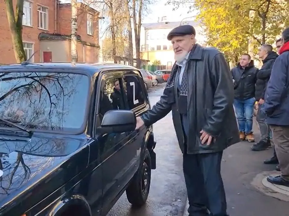 «Она демократичнее»: пенсионер-герой из Щелкова не откажется от своей «Оки» из-за подаренной «Нивы»
