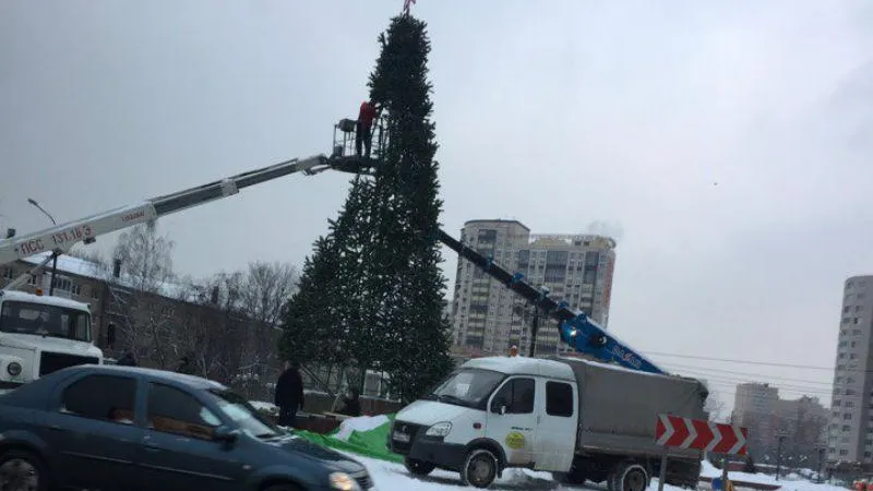 В Пушкине демонтировали городскую елку под предлогом нарушения ПДД