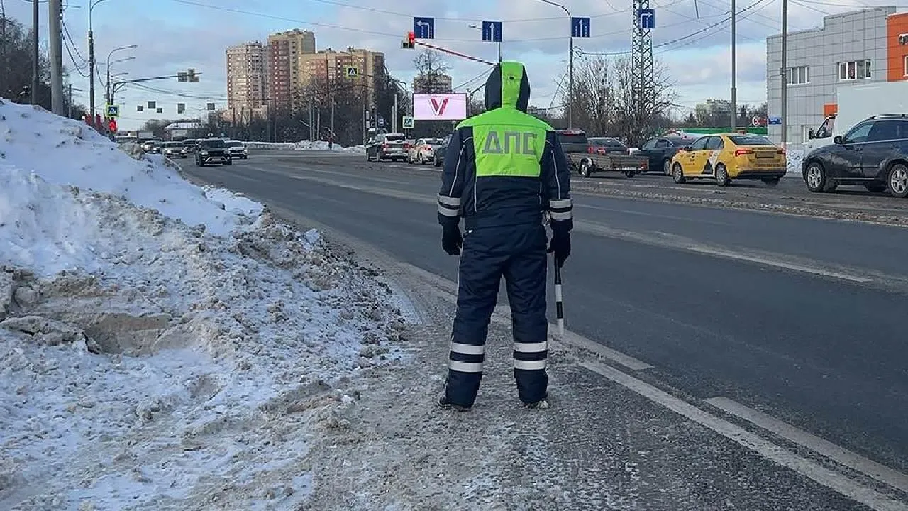 Сотрудники ГИБДД остановили кузбассовца, который купил документы через мессенджер