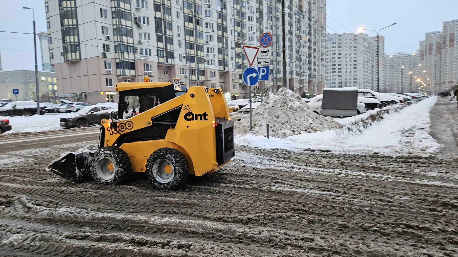 Сотрудники подмосковных коммунальных служб расчищают общественные пространства от снега