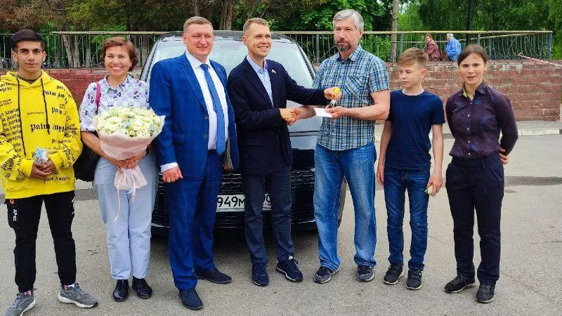 Губернатор Подмосковья передал автомобиль многодетной семье из Луховиц