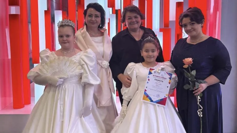 Химкинские школьники представили спектакль «Белый вальс» в Москве