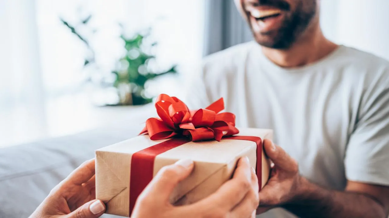 Вместо носков — звезды и чили: названы самые необычные подарки к 23 февраля