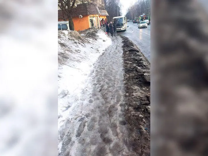 «Ждут, пока люди травмируются»: в Долгопрудном жалуются на нерадивых коммунальщиков