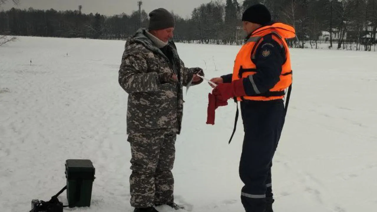 Подмосковных рыбаков призвали к осторожности на льду водоемов
