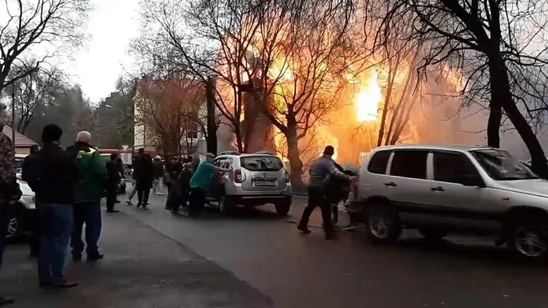 Жители вручную оттащили машины от горящего заброшенного дома в Раменском