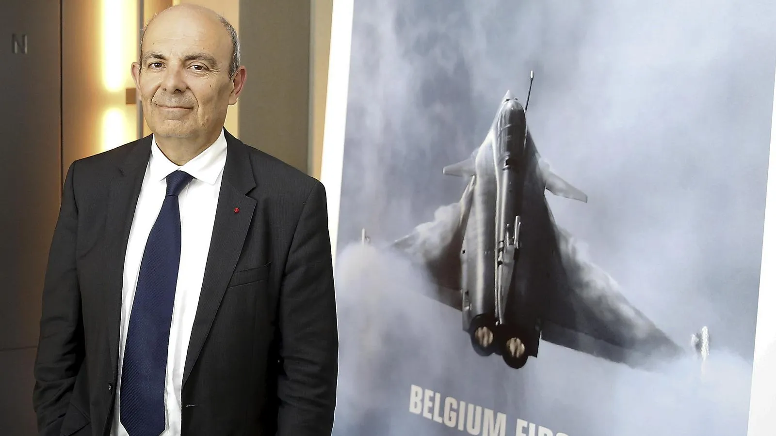 Главный исполнительный директор Dassault Эрик Траппье у плаката с истребителем Rafale, Париж, 20 июня 2018 года. Nicolas Maeterlinck