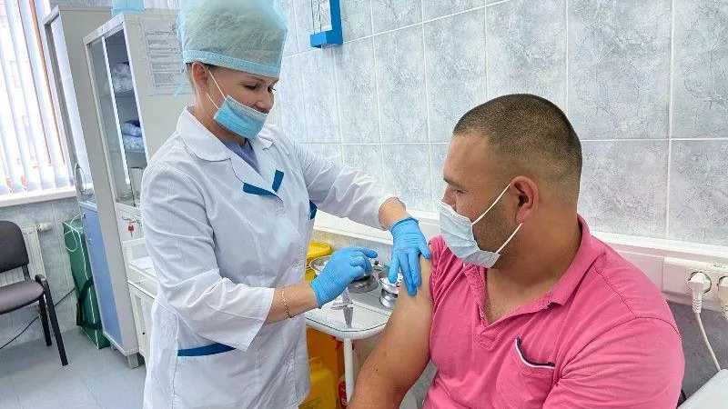 Пункт вакцинации иностранцев заработал в Едином миграционном центре Подмосковья