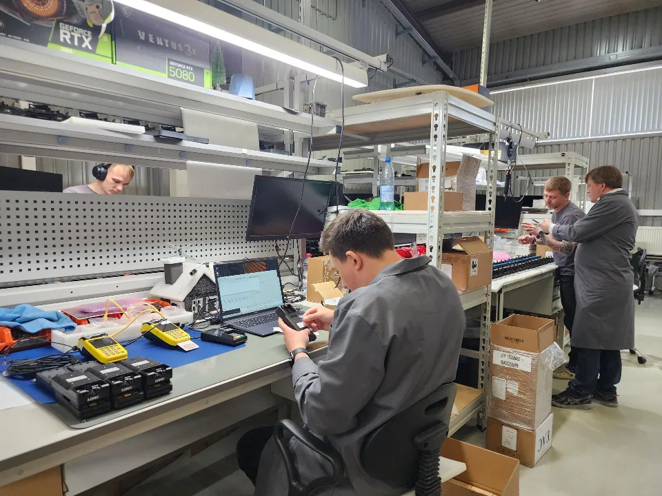 Прошивка терминалов и шифрование проводятся сразу после сборки. Фото: REGIONS/Наталья Дорошева