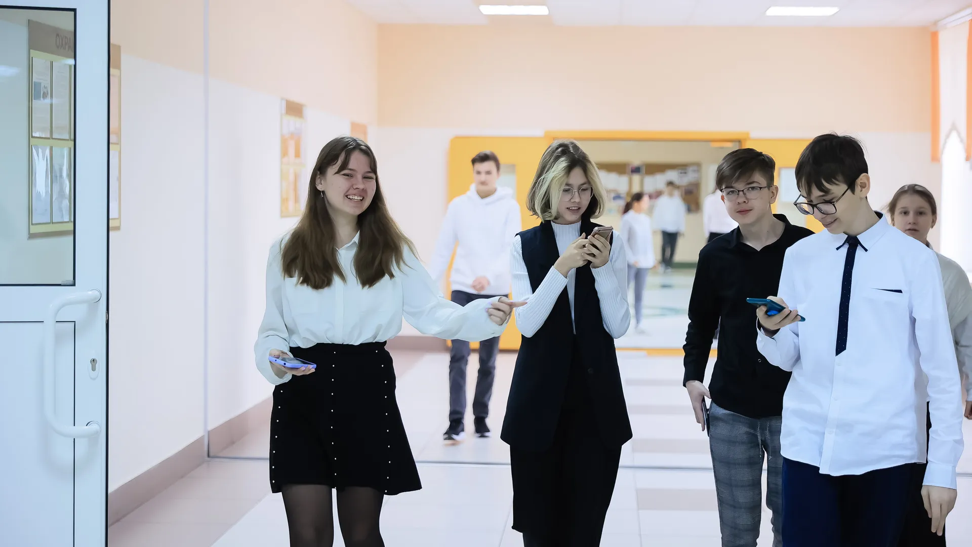 Ученика отчислили из школы в Москве за оскорбление попросившего убрать телефон учителя