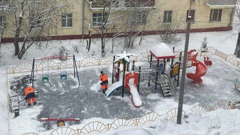 Жители выразили благодарность коммунальщикам за чистку детских площадок в Королеве
