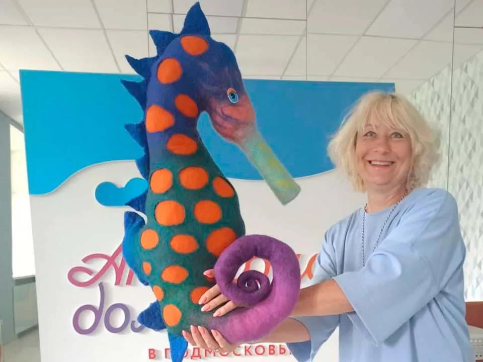 На снимке ученица и работа морской конек Фото: Елена Глазкова&nbsp;